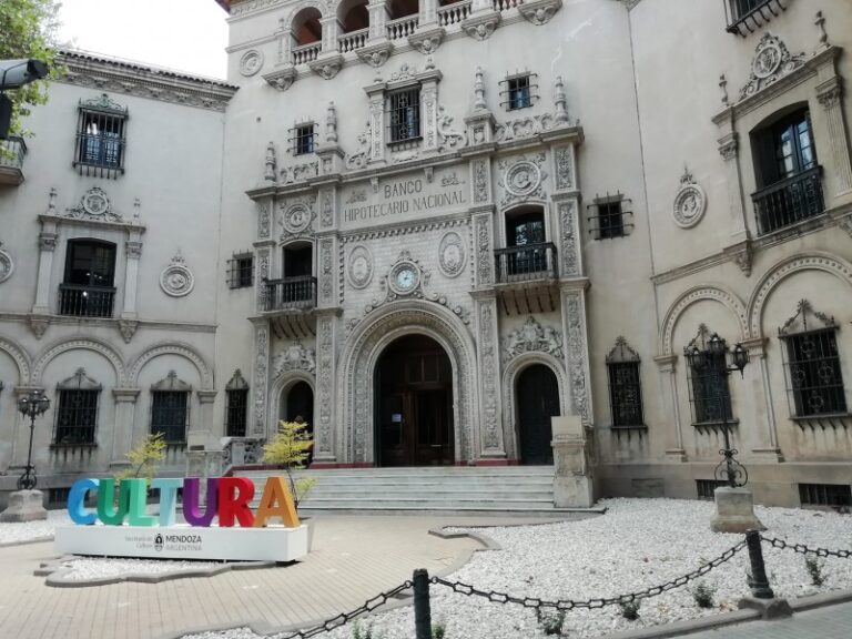 El gobierno de Mendoza destina millonaria suma para vigilar edificios de Cultura