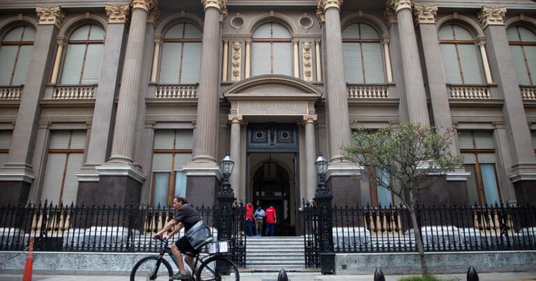 El Banco Central volvió a aflojar los encajes de los bancos en pesos para controlar la volatilidad de las tasas