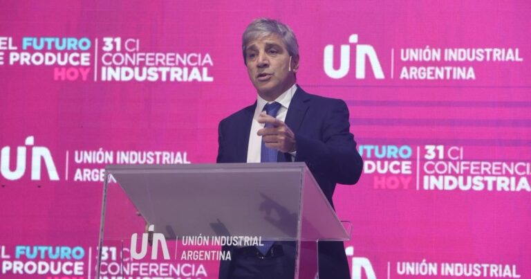 Caputo recibe hoy a la UIA: el libro sobre China con el que buscarán convencer al ministro de que hace falta una ley industrial