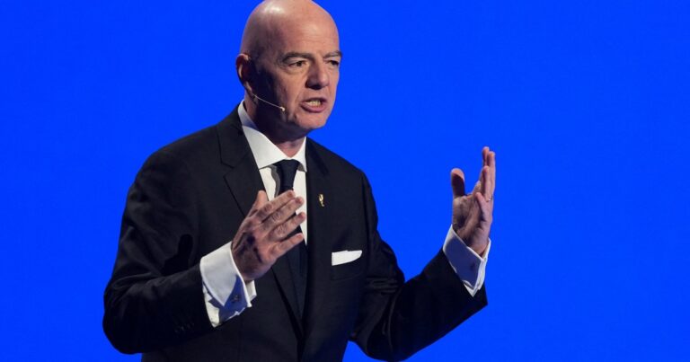 Gianni Infantino sin vueltas: quiere tarjeta roja para todo jugador que se tape la boca a la hora de hablar