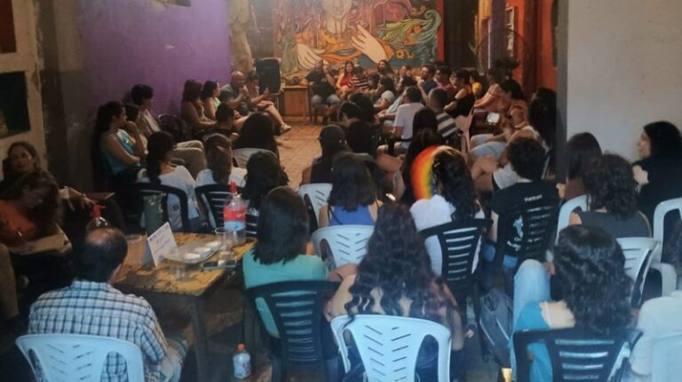 Asamblea del PTS: trabajadores, jubilades, estudiantes y artistas debatieron cómo organizarse para enfrentar el ajuste