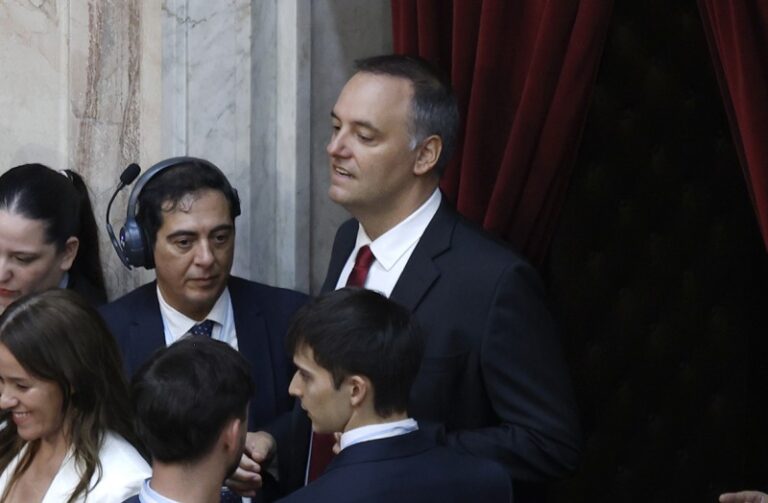 Encuesta: el 70% cree que Adorni es corrupto