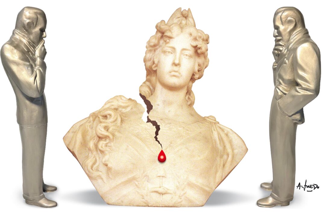 Personas participando en una movilización por la memoria en una plaza de Buenos Aires.