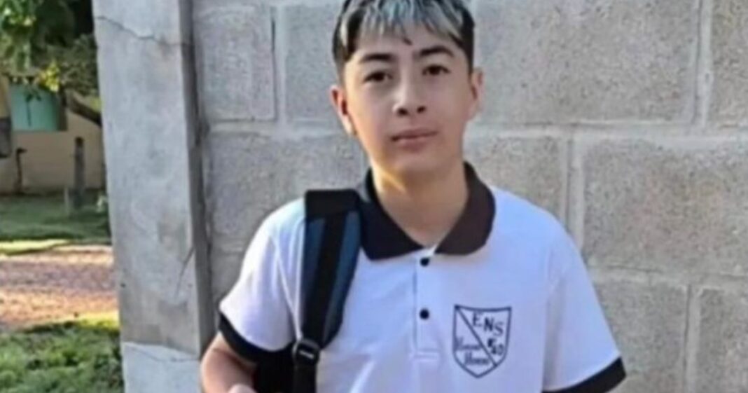 Imagen referencial de una escuela o bandera a media asta.