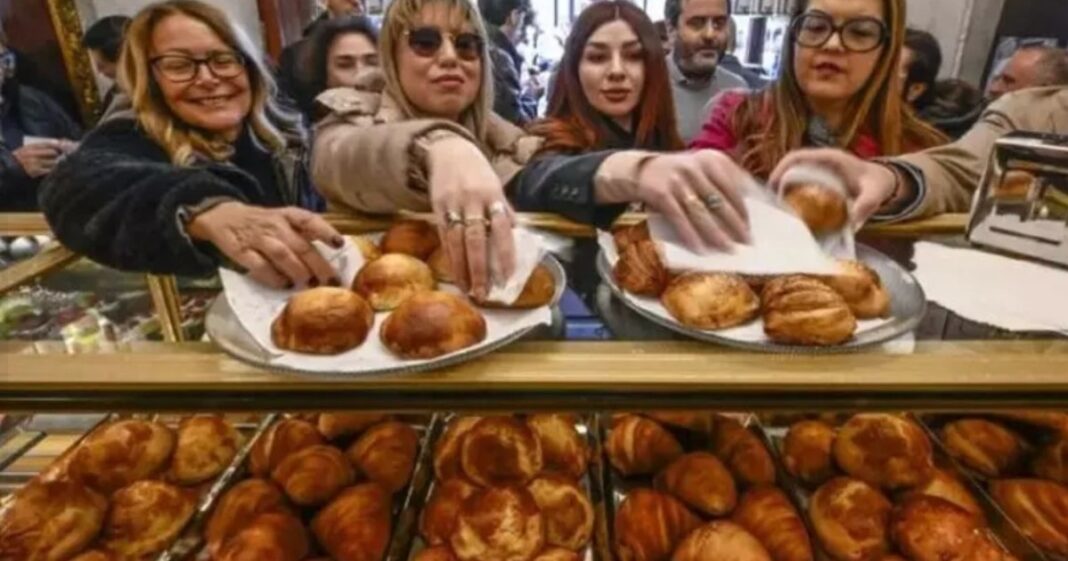 Fachada de la histórica pastelería Pintauro en Nápoles tras su reapertura