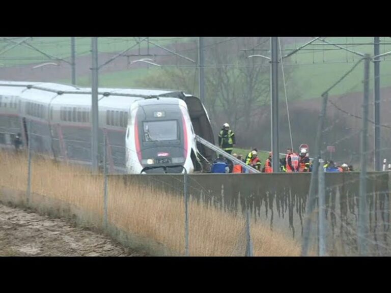 Tren de alta velocidad en vías luego de un accidente con un camión en Francia.