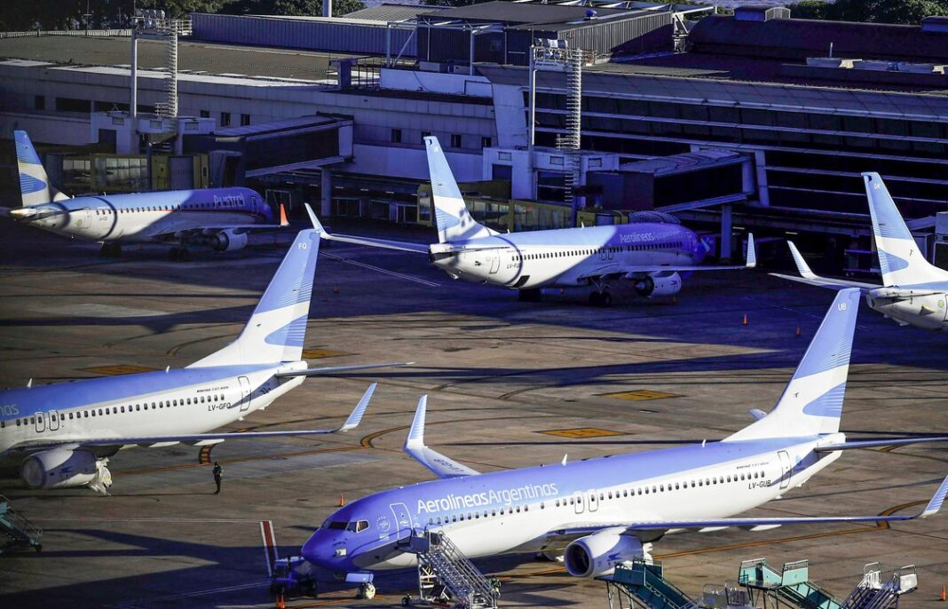 Avión de Aerolíneas Argentinas en vuelo, promoción de financiación y destinos Caribe