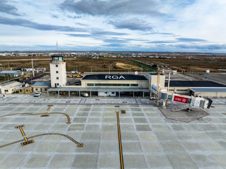 Vista aérea del Aeropuerto Internacional de Río Grande con su pista recientemente asfaltada.