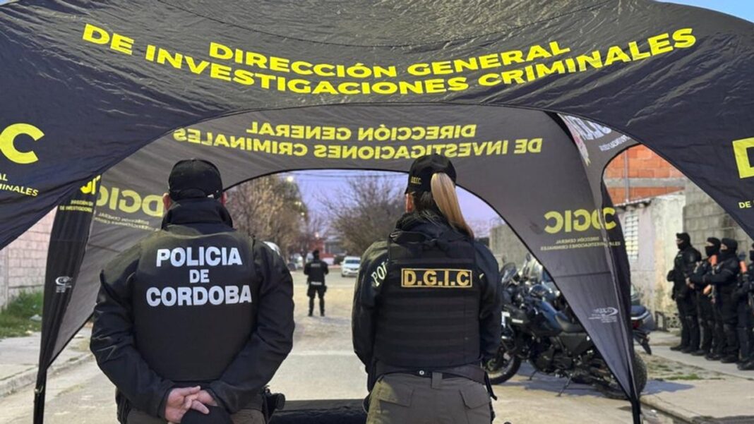 Ilustración de un operativo policial o símbolo de seguridad frente a una institución educativa.