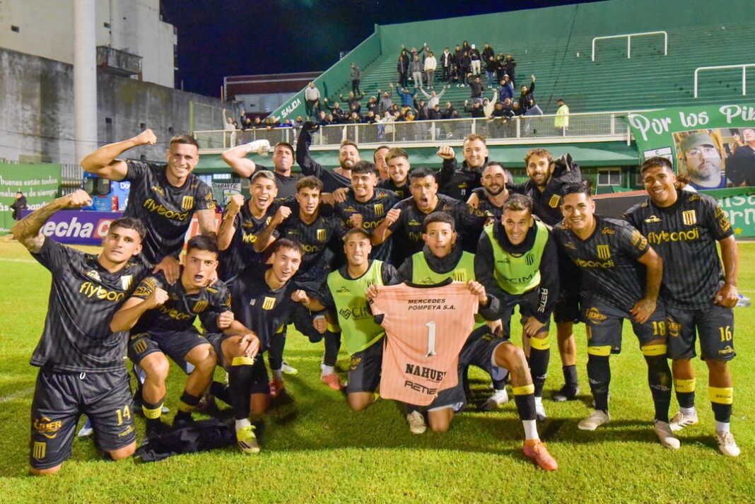 Jugadores de Almirante Brown celebrando el gol ante Ferro en el estadio Arquitecto Ricardo Etcheverry