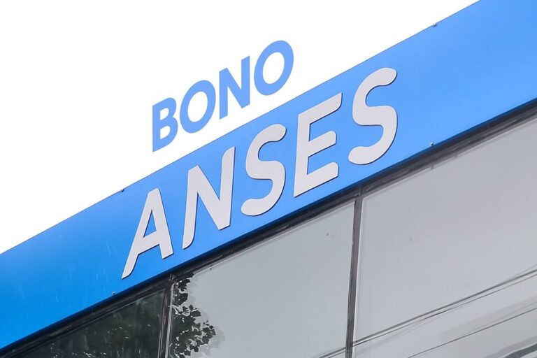 Persona mayor con documento y billetes, ilustración del bono ANSES para jubilados