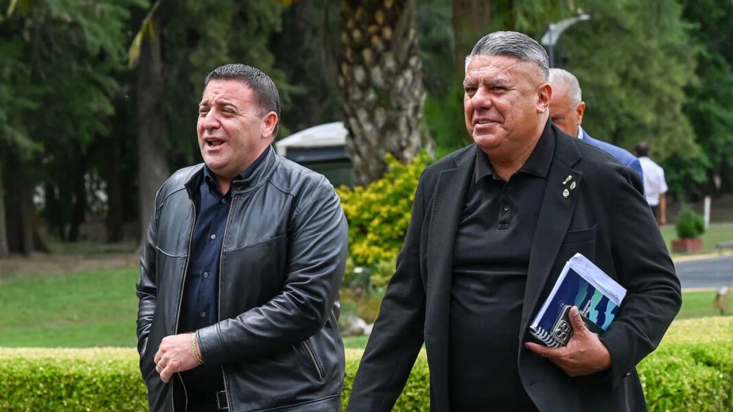 Símbolo de la justicia frente a los logos de la AFA y la Justicia Federal