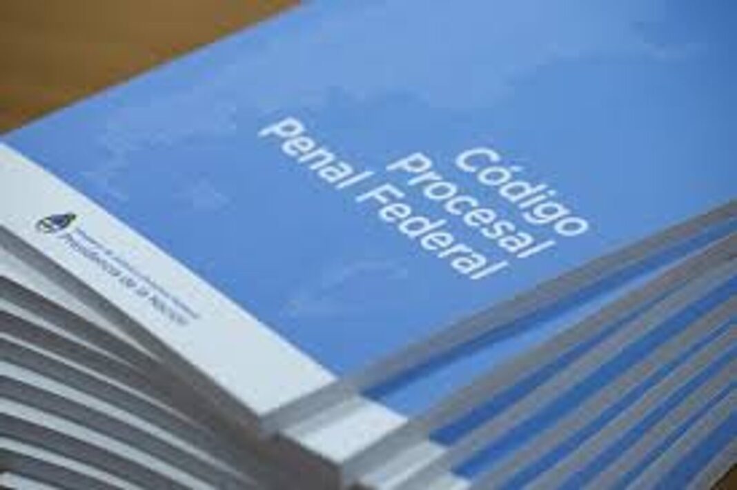 Símbolo de la justicia frente al skyline de la Ciudad de Buenos Aires