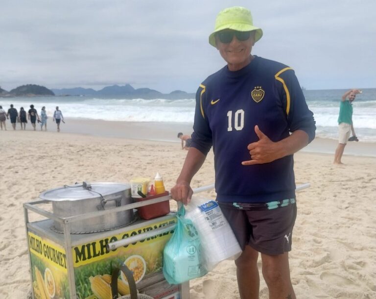 Ilustración de una playa de Copacabana con siluetas y un símbolo de justicia superpuesto.