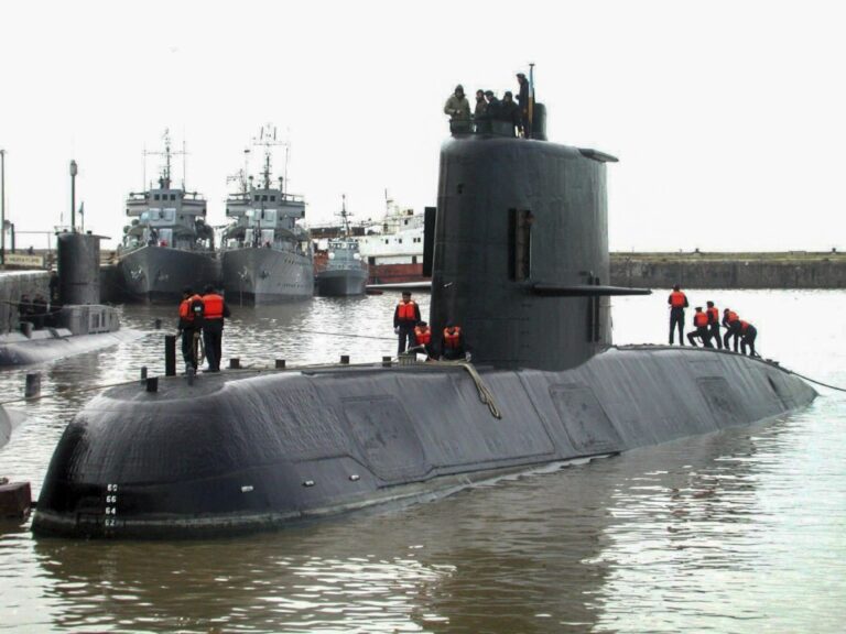Submarino en el mar, representación de la capacidad naval de defensa.