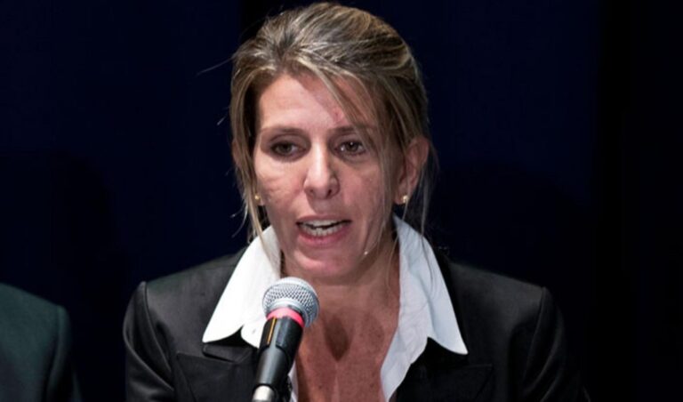Jueza Sandra Arroyo Salgado en conferencia explicando sistema de bloqueo de celulares en cárceles