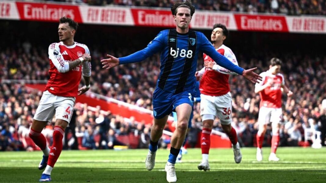 Jugadores del Arsenal y Bournemouth durante el partido de la Premier League en el Emirates Stadium.