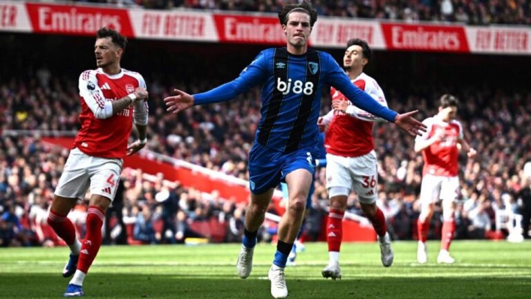 Jugadores del Arsenal y Bournemouth durante el partido de la Premier League en el Emirates Stadium.