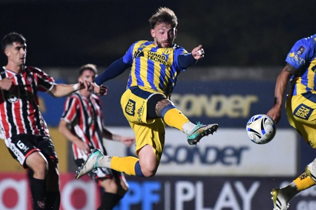 Jugadores de Atlanta celebran el gol frente a Chacarita en la Primera Nacional.