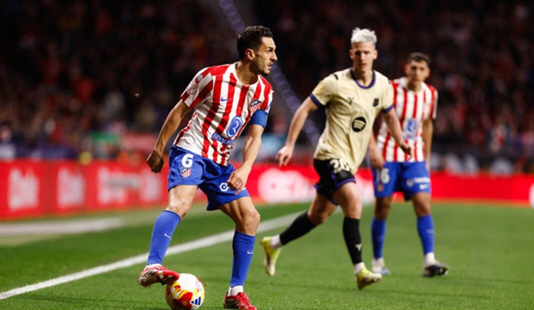 Jugadores del Atlético de Madrid y del Barcelona durante un partido anterior en el Wanda Metropolitano.