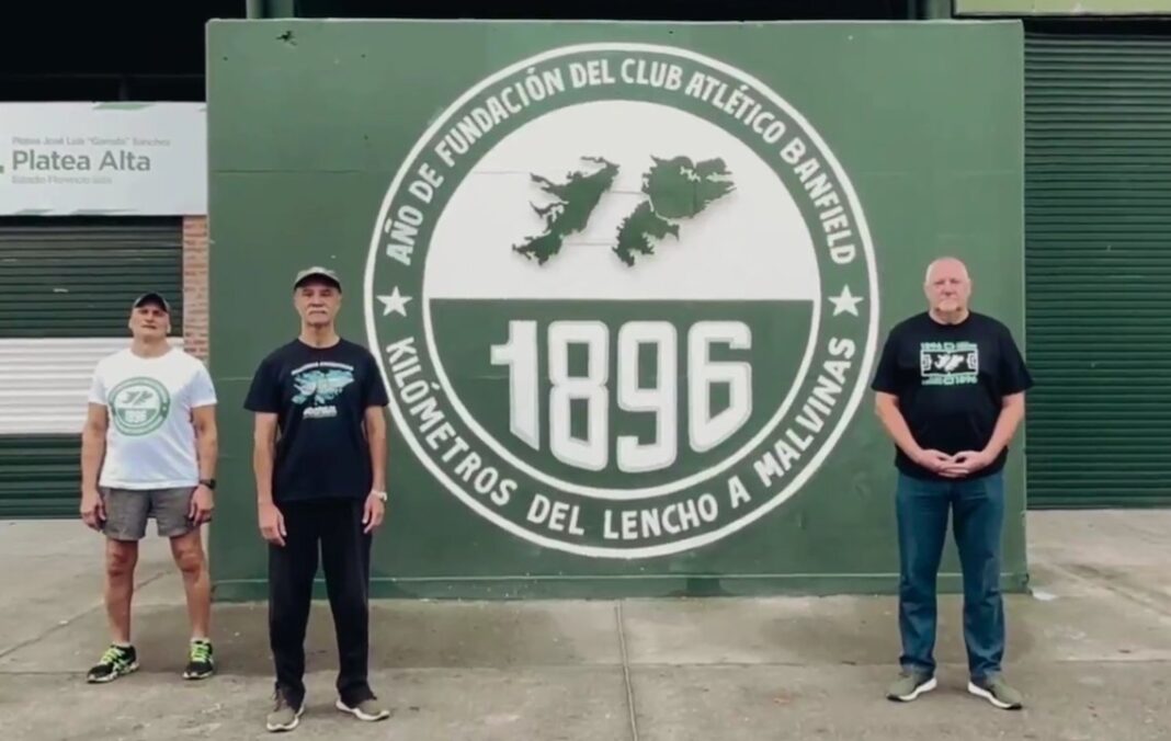 Mural en la platea del estadio de Banfield que recuerda la vinculación con las Islas Malvinas.