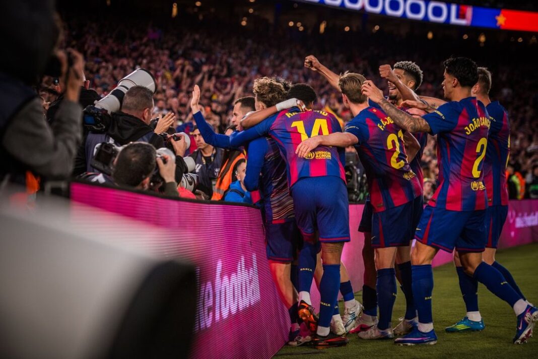 Jugadores del Barcelona celebrando un gol durante el partido contra el Espanyol en el Camp Nou.