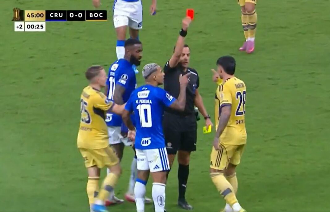 Adam Bareiro discute con el árbitro tras ser expulsado en el partido Boca vs Cruzeiro