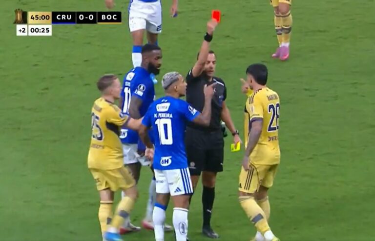 Adam Bareiro discute con el árbitro tras ser expulsado en el partido Boca vs Cruzeiro