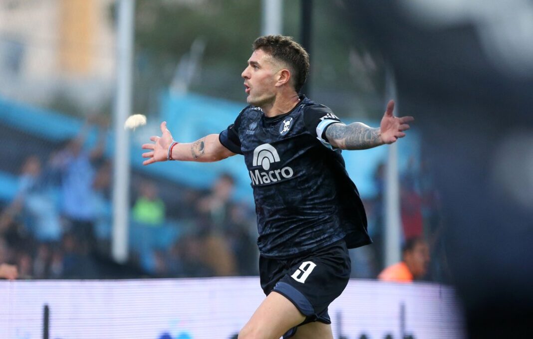 Pablo Vegetti, delantero de fútbol, en acción durante un partido.