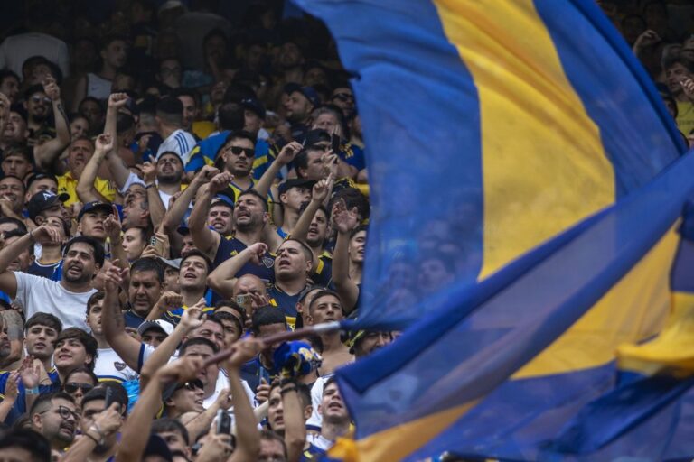 Escudo de Boca Juniors junto al logo de Mastercard en el estadio La Bombonera