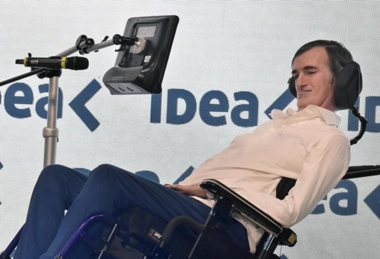 Esteban Bullrich en una conferencia de prensa