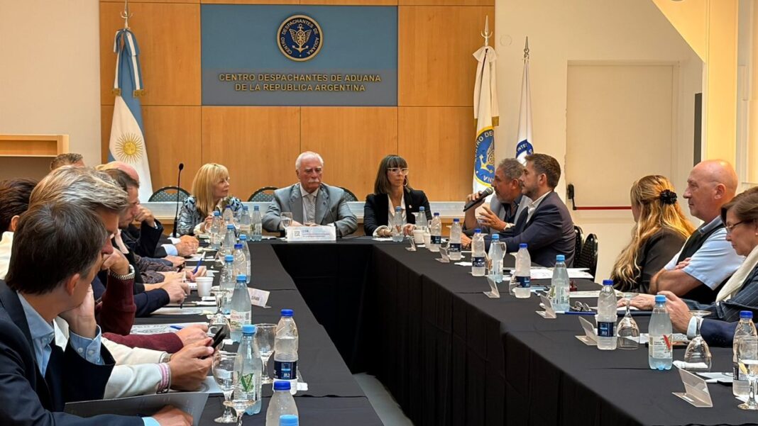 Representación gráfica de una reunión de trabajo entre entidades de comercio exterior.