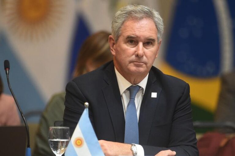 Fotografía de los ministros Pablo Quirno y Luis Caputo.