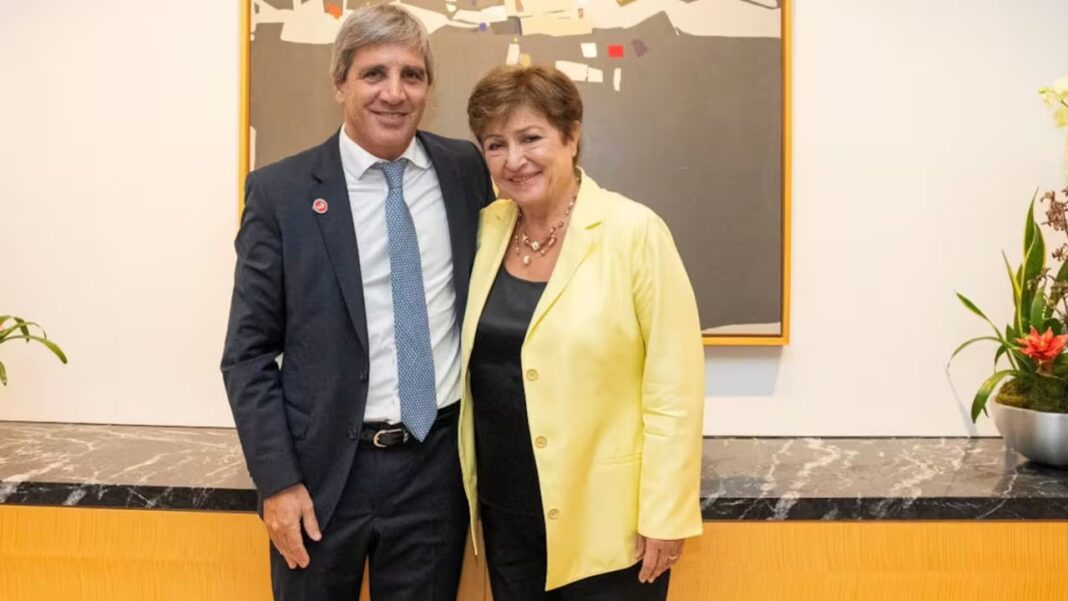 Ministro de Economía Luis Caputo y directora del FMI Kristalina Georgieva durante reunión en Washington.