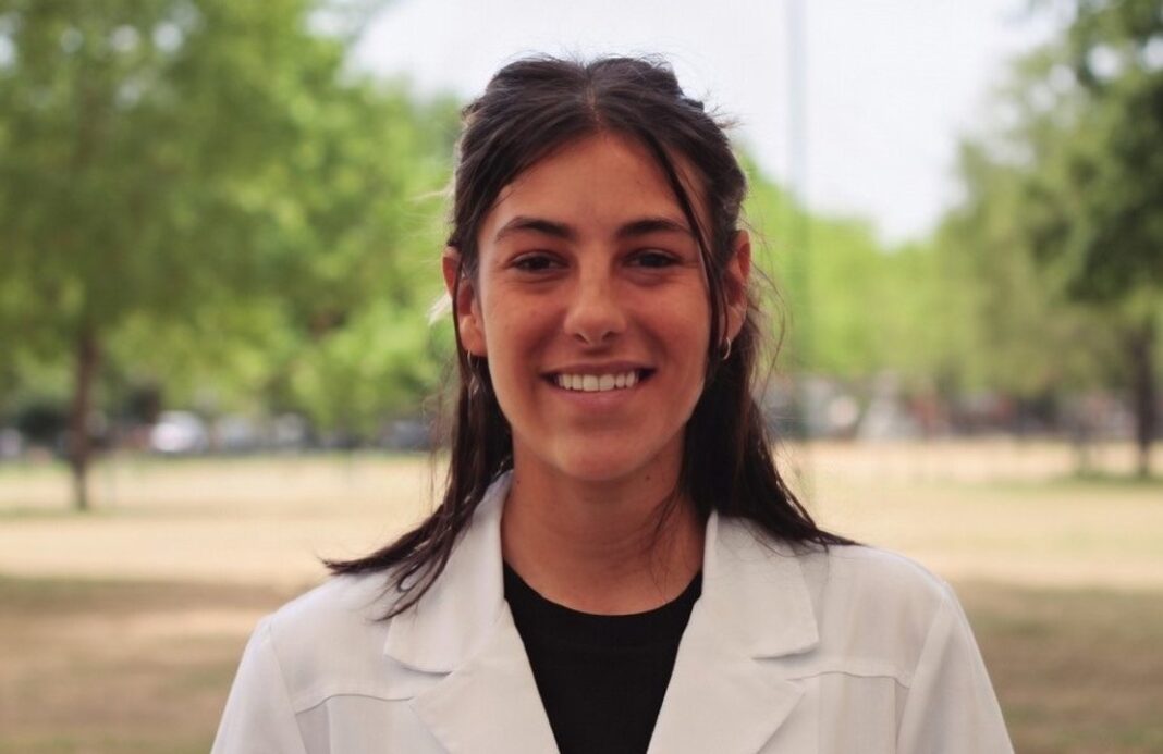 Ilustración de un estetoscopio y frascos de medicamentos, en referencia al Caso Propofol.