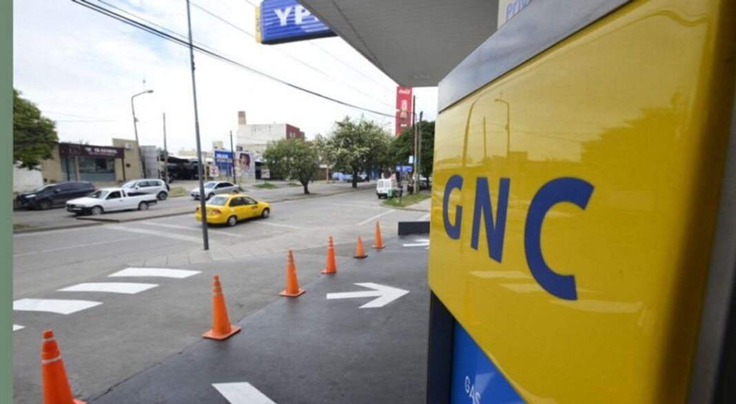 Tanques de gas licuado de petróleo (GLP) en una planta industrial