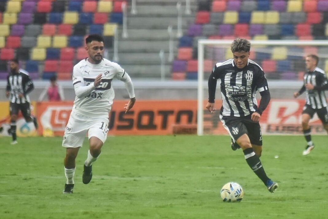 Jugadores de Central Córdoba y Platense durante el partido en el estadio Alfredo Terrera.