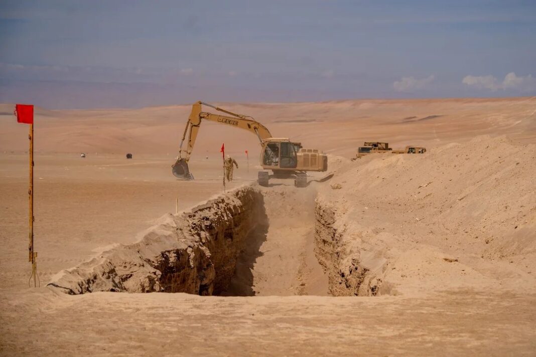 Obras de construcción del sistema de contención fronteriza en el norte de Chile.