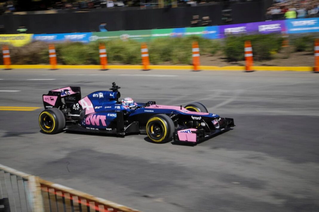 Franco Colapinto manejando un Fórmula 1 durante el Road Show en Palermo, Buenos Aires