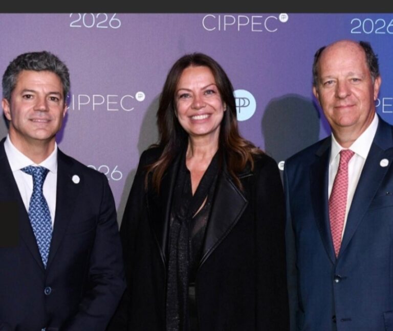 Asistentes y oradores durante la cena anual del CIPPEC en Buenos Aires.