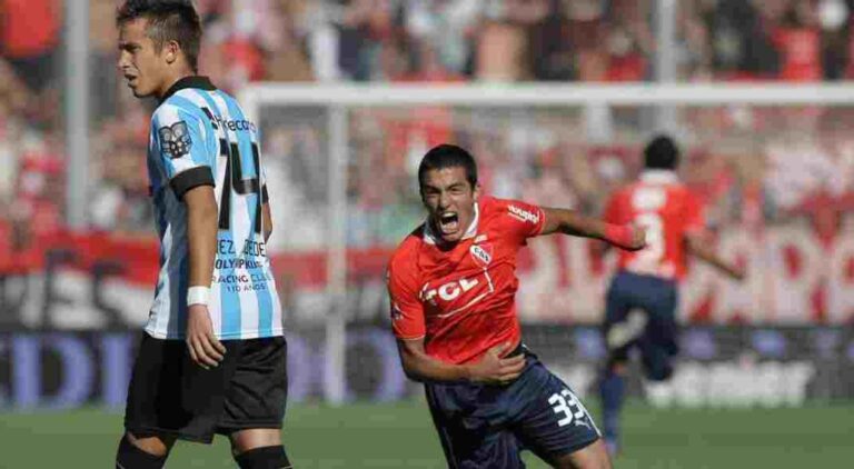 Ilustración de las camisetas de Independiente y Racing con el estadio de fondo