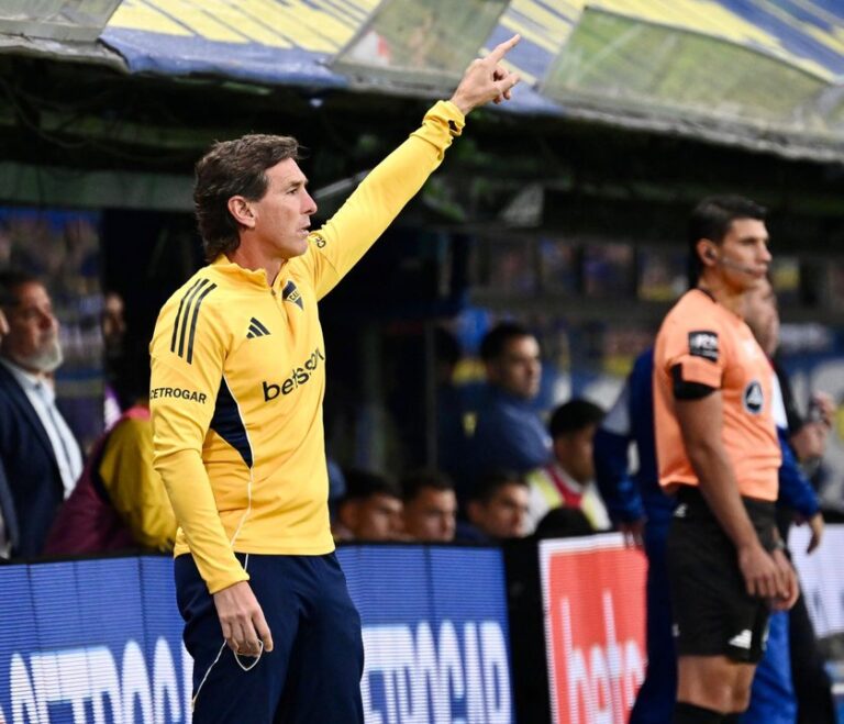 Claudio Úbeda, director técnico de Boca Juniors, en el banco de suplentes durante un partido.