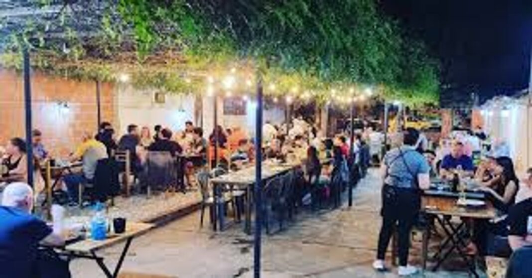 Fachada de una parrilla o interior de un restaurante tipo parrilla argentina