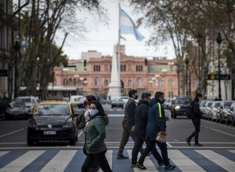 Cielo nublado sobre la ciudad de Buenos Aires con ráfagas de viento