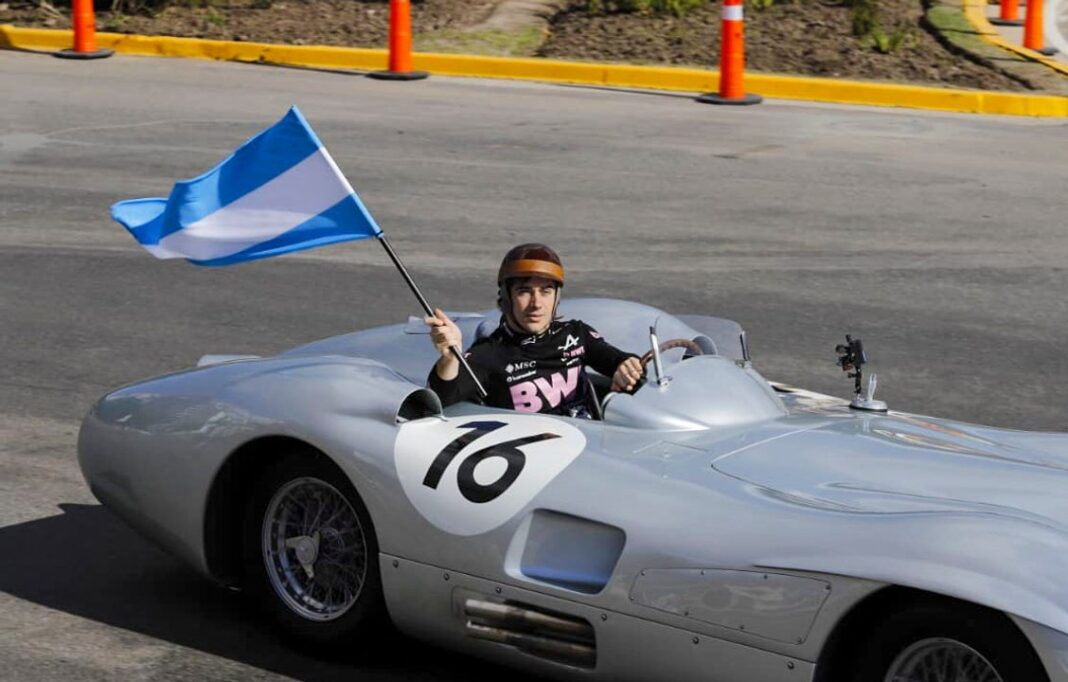 Franco Colapinto conduciendo el Mercedes W196 de Juan Manuel Fangio en el autódromo de Buenos Aires
