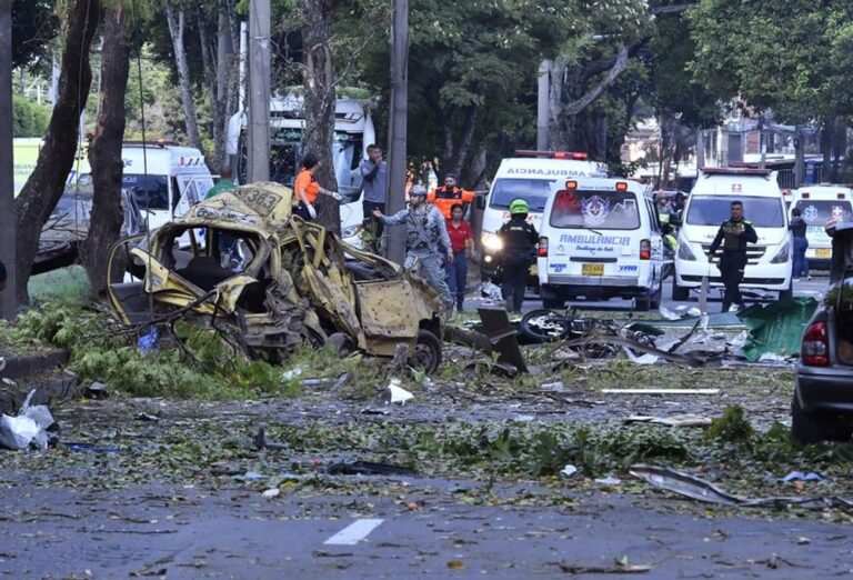 Vía Panamericana en Colombia tras ataque con explosivos