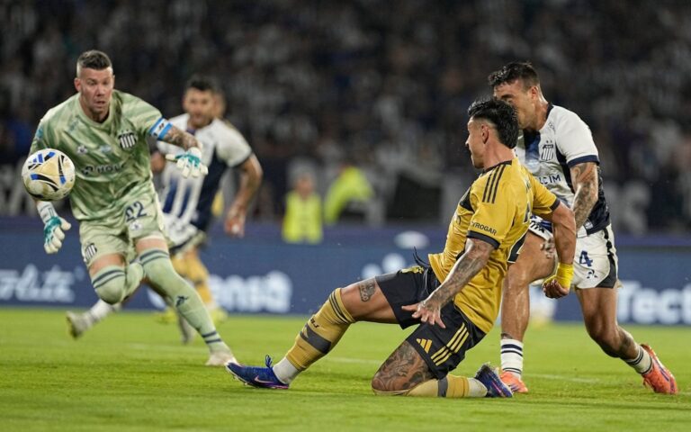 Logotipos de las Copas Libertadores y Sudamericana sobre un fondo de césped de estadio