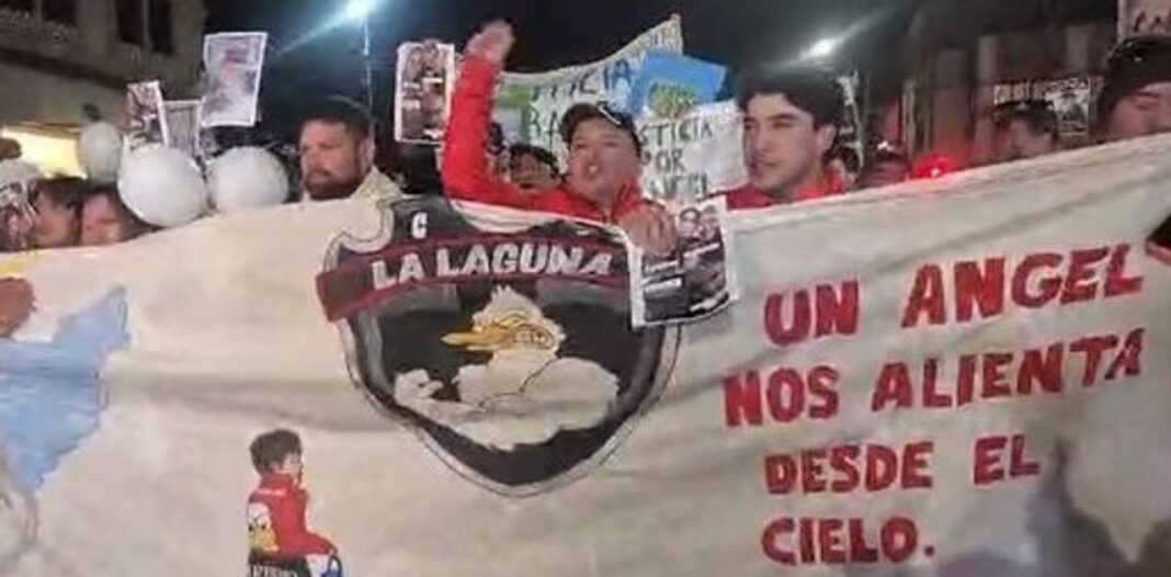 Multitudinaria marcha nocturna en Comodoro Rivadavia con velas y pancartas pidiendo justicia por Ángel López.