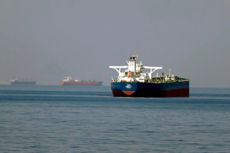 Plataforma petrolera en el mar con un atardecer de fondo