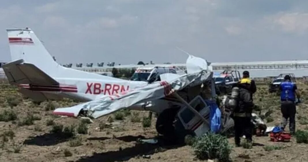 Restos de una avioneta siniestrada en un campo de cultivo en el municipio de Huejotzingo, Puebla.
